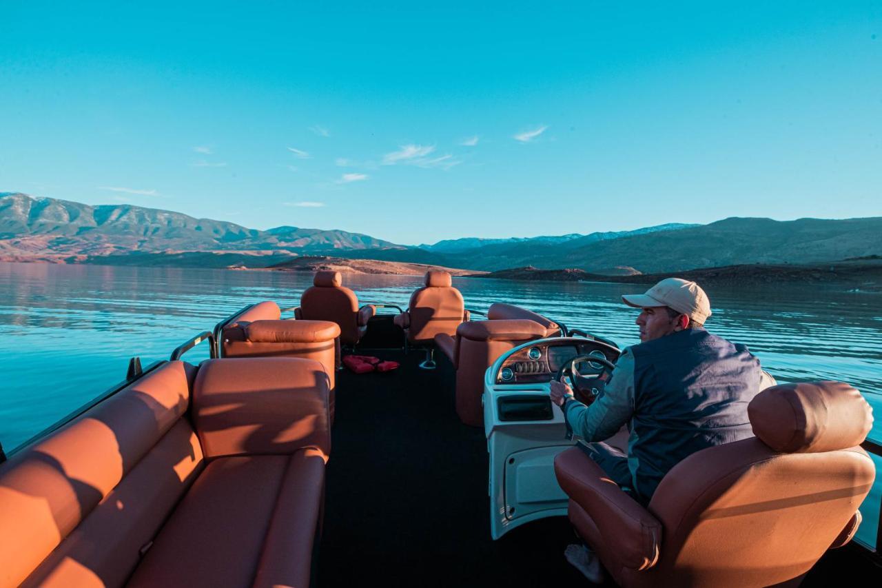 Widiane Resort Bin El Ouidane Exterior photo A man driving a boat on Lake Powell